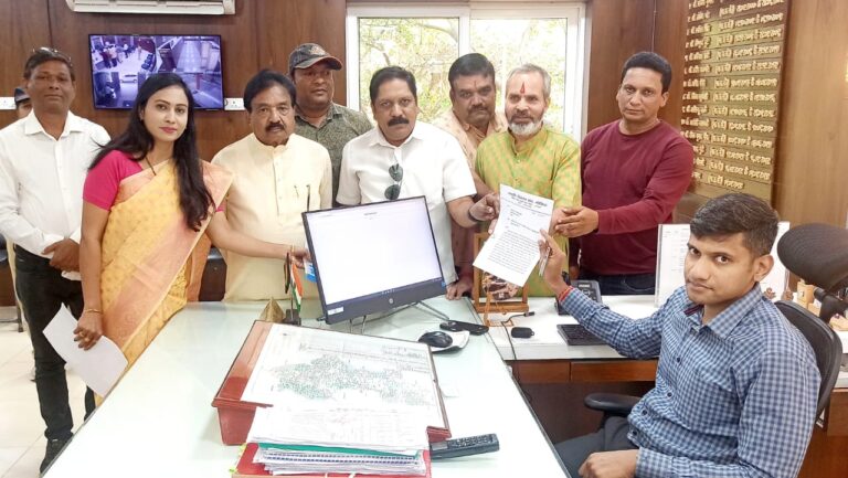 गोंदिया जयस्तंभ चौक बस स्टैंड का पुनर्निर्मान व बुनियादी सुविधा उपलब्ध हो जागृति विकास मंच गोंदिया ने जिलहाधिकारी मा.प्रजित नायर को सोपा ज्ञापन  