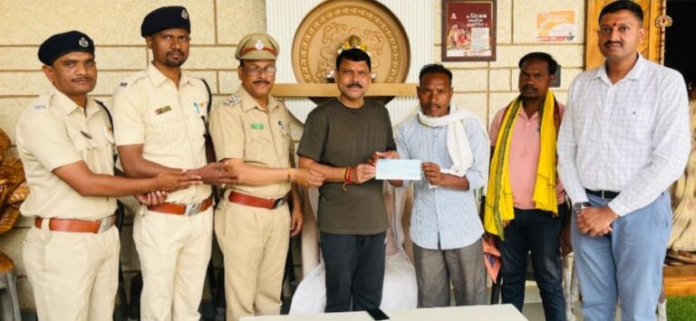 मृतकाच्या कुटुंबाला ५ लाखाचे सानुग्रह अनुदान वाटप “वनविकास महामंडळ तसेच आ. संजय पुराम यांचा पुढाकार”