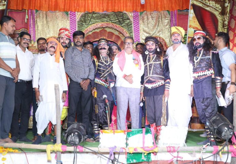 एकलारी येथे किसान के आसू नवटंकी नाट्यप्रयोगाला भेट आ. राजू कारेमोरे