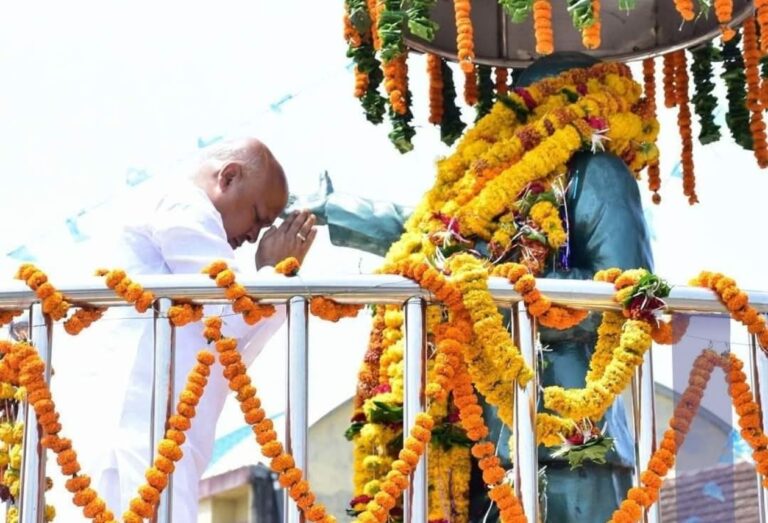 पूर्व विधायक अग्रवाल ने किया डॉ. आंबेडकर का अभिवादन