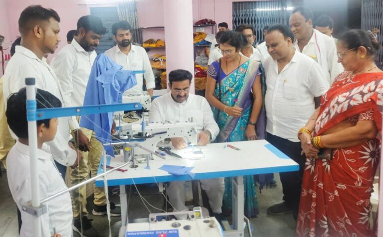 आ. डॉ.परिणय फुके यांची एकलारी गारमेंट युनिट ला भेट