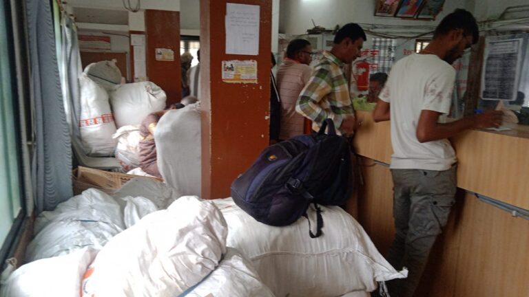 तुमसर पोस्ट ऑफिसमध्ये पार्सलचा खच, ग्राहकांची दमछाक! पोस्ट निरीक्षक अनुपस्थित