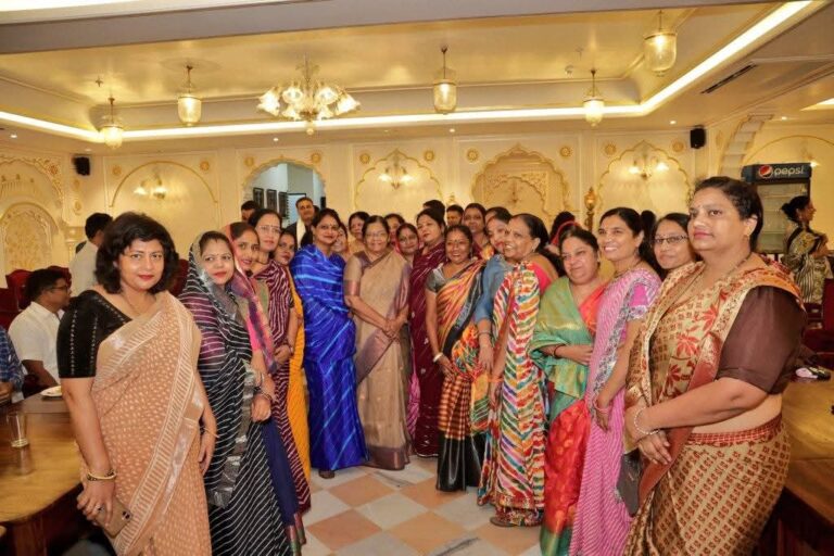 “जयपुर सांसद मुख्य अतिथि मंजू शर्मा कार्यकारिणी को बधाई दी एवं सर्वश्रेष्ठ कार्य हेतु मार्ग बताया”