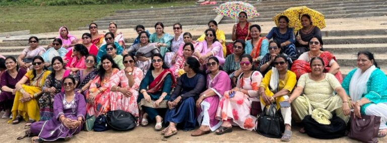 मां नर्मदा नदी में महासभा की महिलाओं द्वारा चुनरी चढ़ाई-रुपा जायसवाल