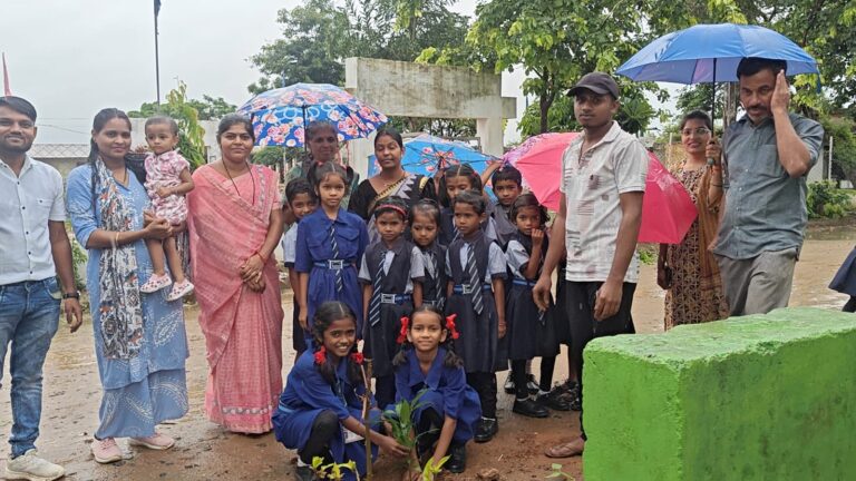 मुलीच्या दुसऱ्या वाढदिवसानिमित्त माझी विद्यार्थि यांच्या तर्फे जिल्हा परिषद प्रथिमक शाळा जांब येथे वृक्षारोपण