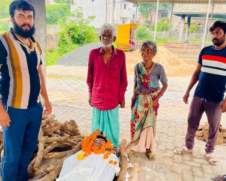 “शेतकरी फाऊंडेशन तर्फे मयतीचे अंतिम संस्कार”