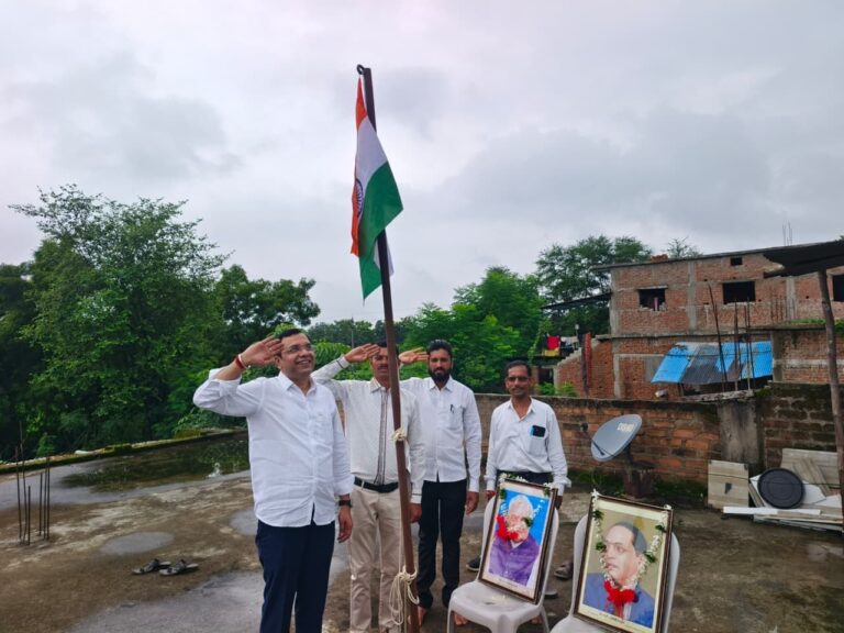 गोंदिया जिल्हा परिषदेचे माजी अध्यक्ष आणि भाजपा गोंदिया जिल्हा महामंत्री पंकज रहांगडाले यांनी प्राथमिक आरोग्य केंद्र सोनी आणि भारतीय जनता पार्टी शाखा सोनी च्या कार्यालयात ध्वजारोहण केले.