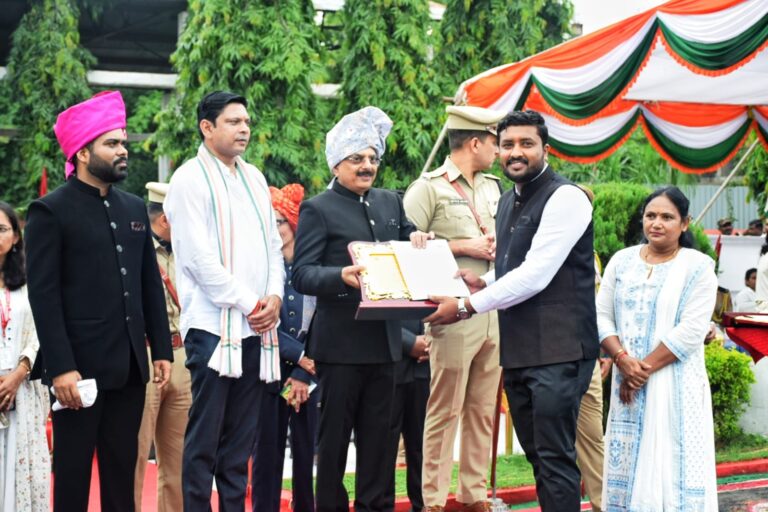 महाराष्ट्र शासनाच्या जिल्हा युवा पुरस्काराने इंजि. नितीन धांडे सन्मानित