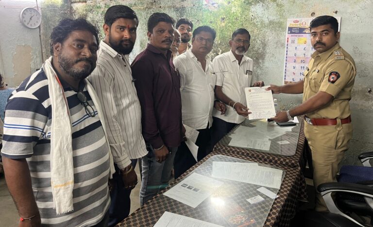 RTO अधिकारी भंडारा संग चर्चा करते हुए राष्ट्र वादी कांग्रेस शरद पवार गट के पदाधिकारी