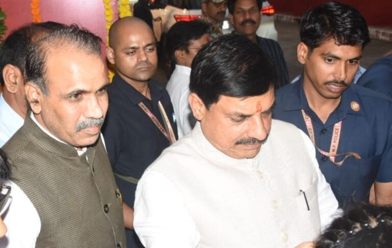 “महेश्वर देवी अहिल्या लोक में लगेगी भगवान सहस्त्रबाहु की 108 फीट की प्रतिमा मध्य प्रदेश के मुख्यमंत्री डॉ मोहन यादव एवं पर्यटन मंत्री श्री धर्मेन्द्र लोधी से सार्थक चर्चा हुई”