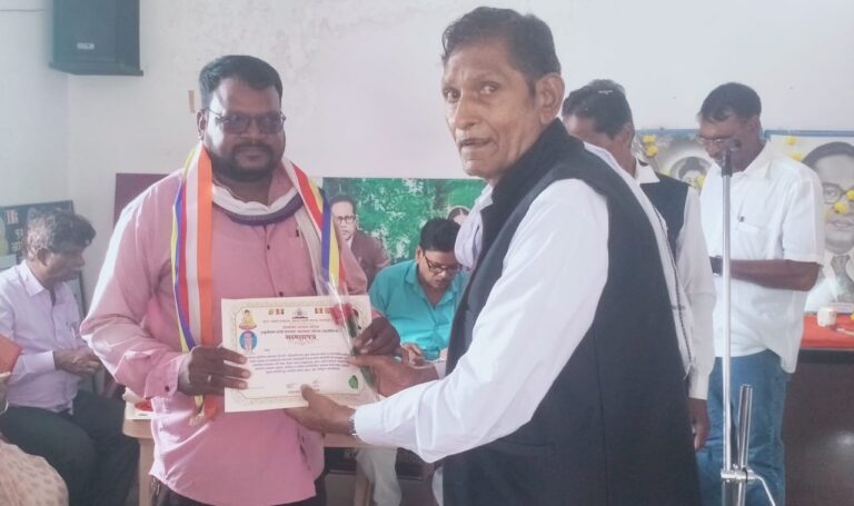 प्रबोधनकार भीम शाहीर प्रदीप कडबे यांच्या गायनाच्या माध्यमातून समाज प्रबोधन जाहीर सत्कार