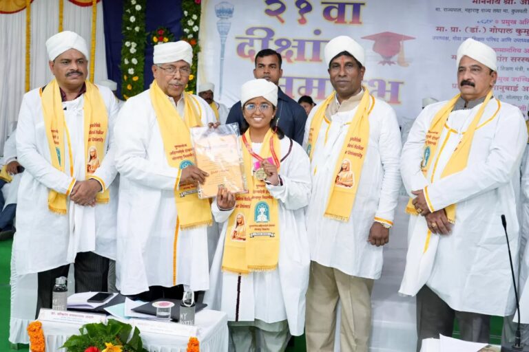 पुण्यश्लोक अहिल्यादेवी होळकर सोलापूर विद्यापीठाचा २१ वा दीक्षांत सोहळा उच्च व तंत्र शिक्षण मंत्री चंद्रकांत पाटील यांच्या प्रमुख उपस्थितीत दिमाखात संपन्न