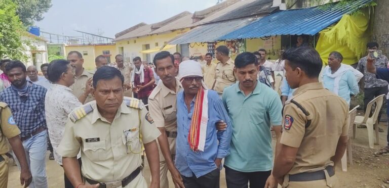 “आत्मदहनाच्या प्रयत्नातील पाच जणांना पोलिसांनी घेतले ताब्यात” पाणंद रस्ता गैरप्रकारातील दोषींना पाठीशी घातले, आरोप