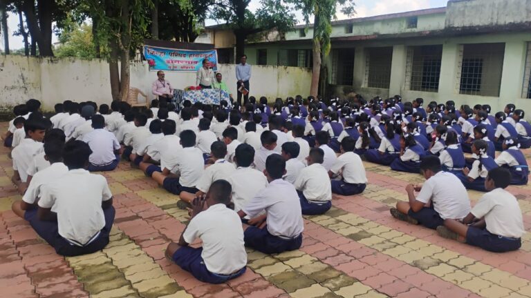 डोंगरगाव येथे स्वच्छता हि सेवा उपक्रम अंतर्गत “एक दिवस एक घंटा एक सोबत या उपक्रम राबविण्यात आले – सिंगणजुडे गट विकास अधिकारी 