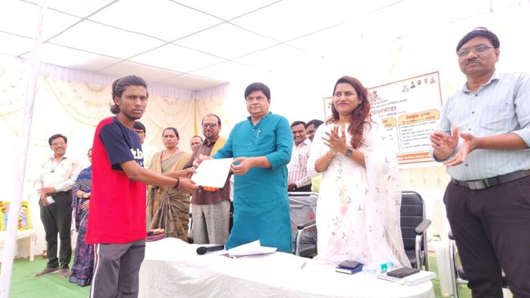 आ.रहांगडाले यांच्या हस्ते सेवा पंधरवडा उपक्रमांतर्गत मुंडीकोटा येथे अतिक्रमणधारकांना पट्टे वाटप