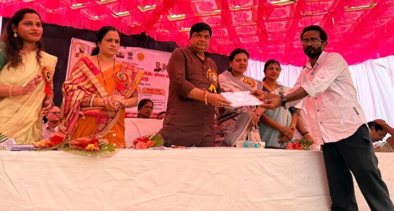 आमदार विजय रहांगडाले यांच्या हस्ते गोरेगाव येथे निशुल्क पट्टे वाटप