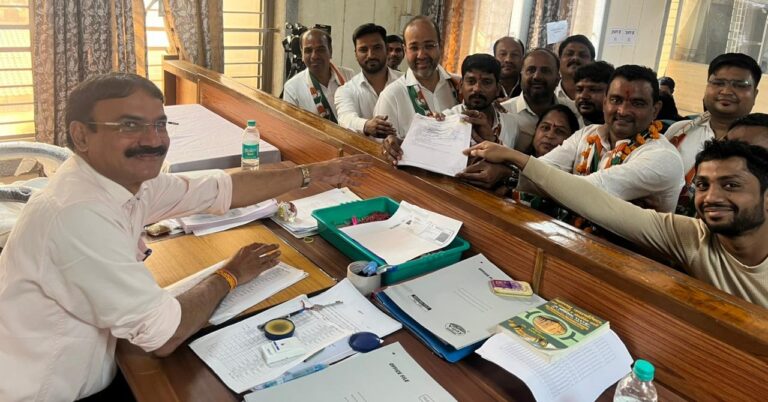 नानाभाऊ पटोले, पुर्व विधायक गोपालदास अग्रवाल, दिलीपभाऊ बन्सोड एवं सांसद डॉ. प्रशांत पडोले के नेतृत्व में सचिन गोविंदभाऊ शेंडे ने गोंदिया नप नगराध्यक्ष पद हेतु दाखल किया नामांकन