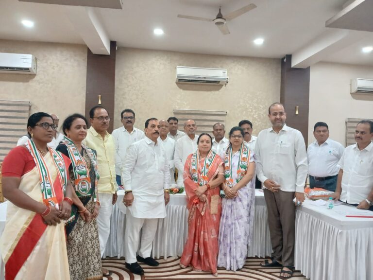 नगर परिषद चुनाव में कॉग्रेस टिकट के इच्छुक उम्मीदवारों का साक्षात्कार संपन्न “पुर्व नगराध्यक्षा आशाताई पाटील, सिंधु सुरेशजी पिपलेवार, सायली वाघमारे एवंम शोभाताई उके काँग्रेस में शामिल”, पुर्व विधायक गोपालदास अगव्राल एवंम पर्यवेक्षक अशोकजी धवड़ ने किया नविन कॉग्रेसियों का स्वागत