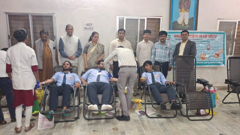 आमगावात लक्ष्मणराव मानकर गुरुजी जयंतीनिमित्त भव्य निःशुल्क आरोग्य व रक्तदान शिबिराचे यशस्वी आयोजन “फार्मसी महाविद्यालयात 125 नागरिकांची आरोग्य तपासणी; 25 जणांचे रक्तदान”: डॉ. डी. के. संघी